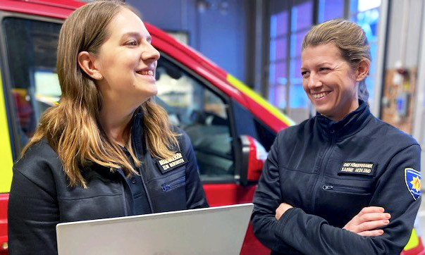Två kvinnliga brandingenjörer som ler.